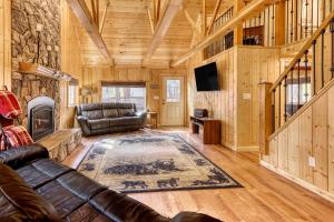南太浩湖Black Bear Hideaway的带沙发和壁炉的客厅