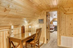 南太浩湖Black Bear Hideaway的小木屋内带木桌的用餐室