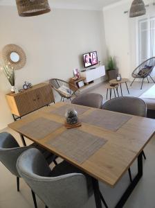 珀彻斯Casa Brisa do Mar的一间带木桌和椅子的用餐室