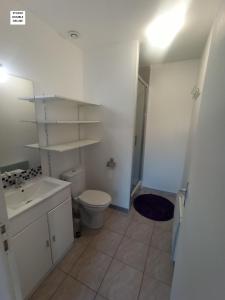 圣艾格夫Studio Quiétude的白色的浴室设有卫生间和水槽。