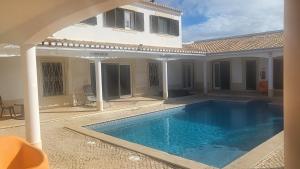西尔韦斯Villa Madeira的房屋前的游泳池