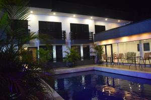 帕拉马里博Hotel RITZZ的一座晚上设有游泳池的房子