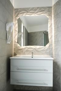 维博瓦伦蒂亚Home Pacifico的浴室设有白色水槽和镜子