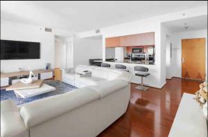 迈阿密Stunning 2Br Condo brickell-Waterviews-FreeParking的一间带白色沙发的客厅和一间厨房