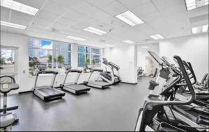迈阿密Stunning 2Br Condo brickell-Waterviews-FreeParking的健身房设有数台跑步机和有氧运动器材