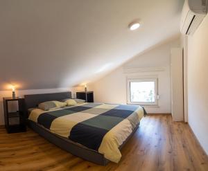 托尔明Panorama 13的阁楼上的卧室配有一张大床