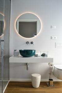 维罗纳Ca' dela Stazion的一间带碗水槽和镜子的浴室