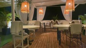 大加那利岛拉斯帕尔马斯Casa Doramas B&B VV的用餐室配有桌椅和灯光