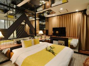堺市HOTEL CHANT - Adult Only 大人専用的一间卧室配有一张大床和电视