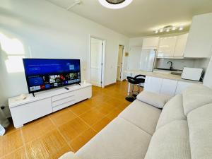 阿马多雷斯AMADORES BEACH VIEW APARTMENT的带沙发和平面电视的客厅