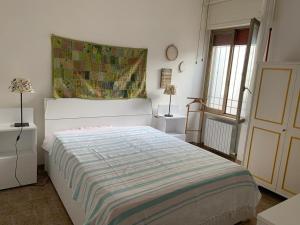 莱切Villa Margherita的一间卧室配有一张床,床上有条纹毯子