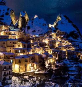 卡斯泰尔梅扎诺Il Gelsomino的夜晚在雪中的一个小镇
