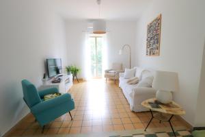 VignanelloHome Sweet Home的客厅配有白色沙发和蓝色椅子