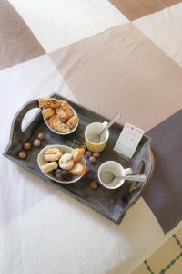VignanelloHome Sweet Home的桌上装有食物和饮料的托盘