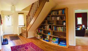 阿维莫尔Hector's House的客厅设有书架,书架上摆放着书籍