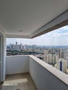 戈亚尼亚Flat Luxo Jardim Goiás的从大楼的阳台上可欣赏到城市景观