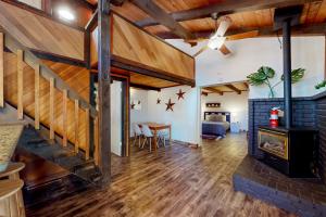 斯德特莱恩Hilltop Lodge的客厅设有壁炉和木制天花板。