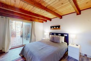 斯德特莱恩Hilltop Lodge的一间卧室设有一张大床和一个大窗户