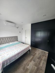Cunduacánhabitaciones disponibles con baño privado zona centro的一间卧室配有一张大床和黑色橱柜。