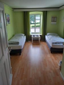 HellefeldGasthof Feische的客房设有两张床和窗户。