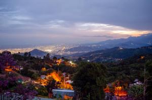 卡利Romero Glamping y Cabañas的夜晚的城市景观