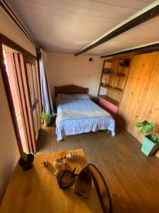 伊塔卡雷FLAT 2 QUARTOS PITUBA - ITACARÉ-Ba的一间卧室配有一张床,铺有木地板