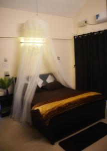 卡尔贾特Mountainview Paradise的一间卧室配有一张带蚊帐的床