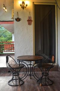 卡尔贾特Mountainview Paradise的一张桌子和两把椅子坐在门边