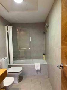 布尔哈索特Lotf alquiler valencia的一间带卫生间和浴缸的浴室