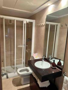 布尔哈索特Lotf alquiler valencia的浴室配有卫生间、盥洗盆和淋浴。