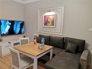 大特尔诺沃Family Boutique Residence-Free parking的客厅配有沙发和桌子