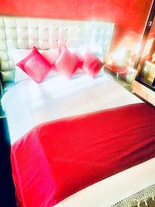 阿加迪尔Appartement luxueux Centre Agadir的一张带红色和白色枕头的床