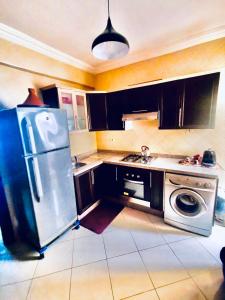 阿加迪尔Appartement luxueux Centre Agadir的厨房配有不锈钢冰箱和洗碗机