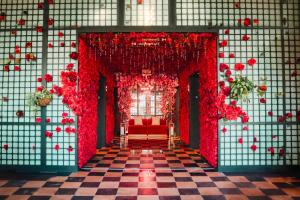 新奥尔良Virgin Hotels New Orleans的满是红色花卉的房间,红色的沙发