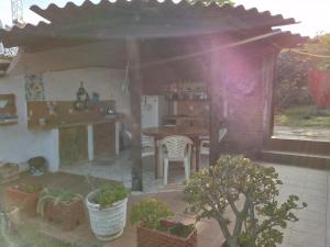 萨迈帕塔Casa Sayana的厨房配有桌子、桌子和桌子,还有房子