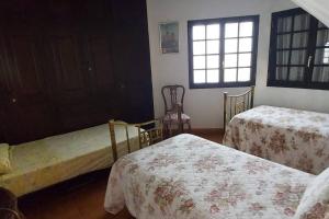 大加那利岛拉斯帕尔马斯Finca David Galdar的一间卧室设有两张床和窗户。