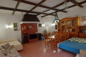 大加那利岛拉斯帕尔马斯Finca David Galdar的一间带床的客厅和一间餐厅