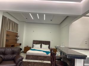 开罗Ideal studio is private villa in 5th settelment in New Cairo的卧室配有一张床和一张桌子及椅子