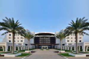 马斯喀特JW Marriott Hotel Muscat的一座棕榈树建筑