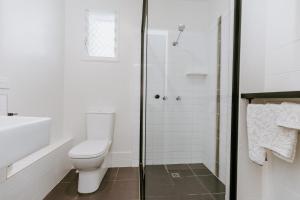 耶蓬耶蓬瑟夫赛德汽车旅馆的白色的浴室设有卫生间和淋浴。