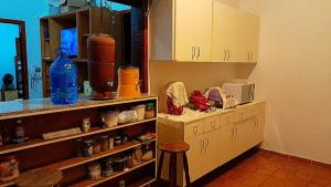 圣塞巴斯蒂安Hostel Recanto Caiçara的厨房配有柜台、橱柜和凳子