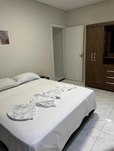 伊瓜苏Linda casa completa confortável的一间卧室配有一张床铺,床上铺有白色毯子