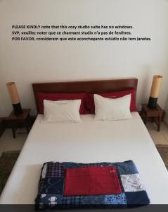 普拉亚Casa Privada do Plateau的一张白色的床,上面有红蓝色的毯子