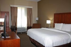 格林纳达格林纳达康福特茵酒店的酒店客房设有一张大床和一张书桌。