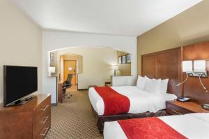 奥格登Comfort Suites Ogden Conference Center的酒店客房设有两张床和一台平面电视。