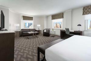 波士顿Hilton Boston Park Plaza的酒店客房设有床和客厅。