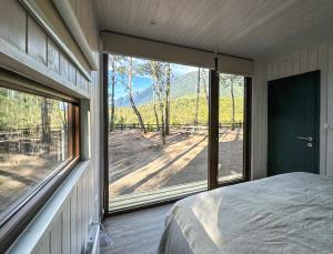 巴拉斯港Carintia Cabins的一间卧室设有一张床和一个大窗户