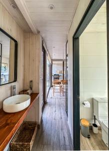 巴拉斯港Carintia Cabins的浴室设有水槽和墙上的镜子