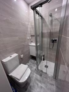 安道尔城Piso Andorra的浴室配有白色卫生间和淋浴。