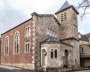 斯托昂泽沃尔德Fresh and Luxurious Stylish, Grade II Listed Church conversion with Workspace, centrally located的一座古老的砖砌教堂,有钟楼
